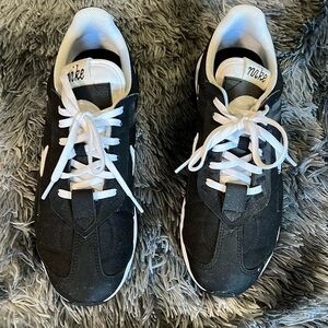 Womens nike sz 10 black and white